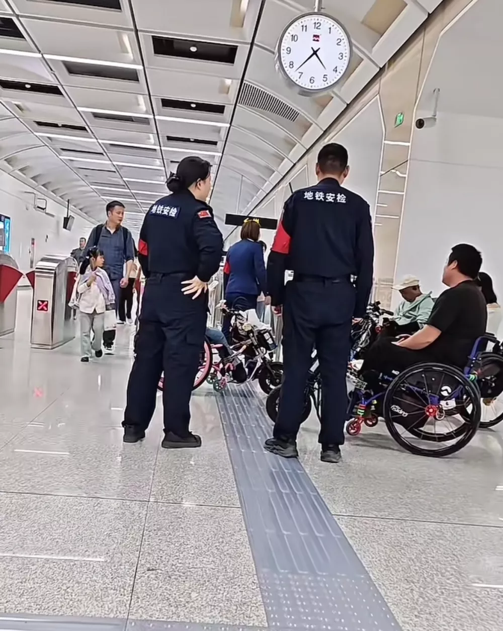 “检查轮椅合格证近1小时”，7人乘电动轮椅进地铁遇阻？