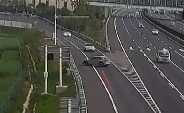 “我必须要充电”，司机在京沪高速上逆行冲进服务区