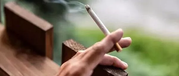 女子劝阻男子吸烟起冲突，怎么又滑向性别对立