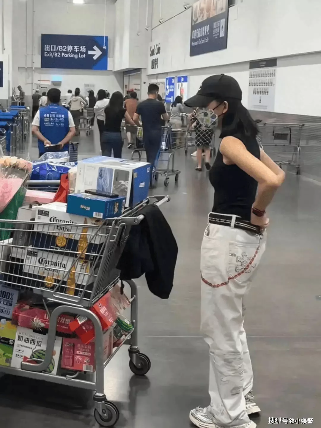 蔡少芬山姆购物 打扮超酷又瘦又高