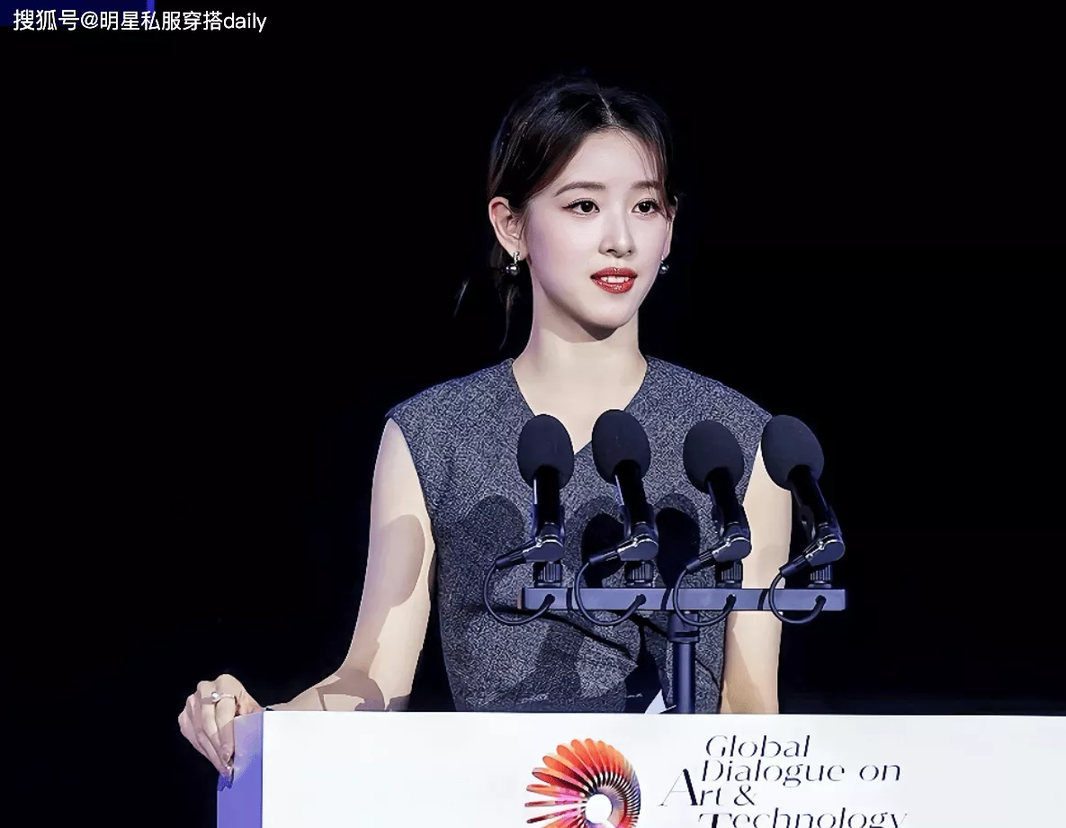 章泽天穿灰色无袖长裙发表演讲，名媛老板娘气质