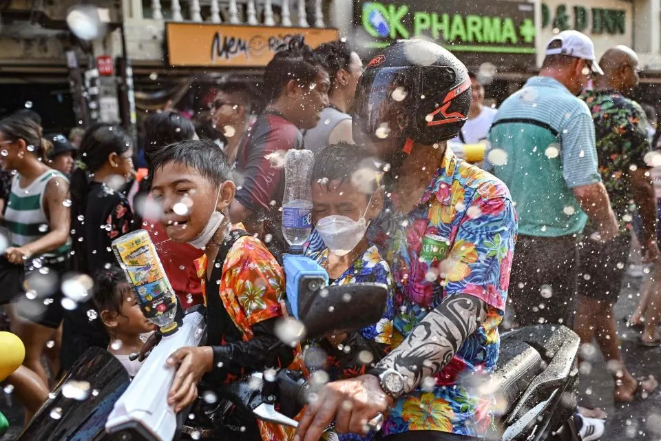 一周狂欢，242人死亡：泰国泼水节的“危险七日”