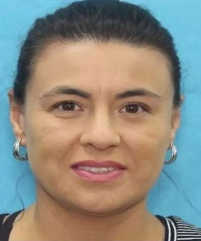 美国小学女教师被控性侵学生，诱导亲密举动