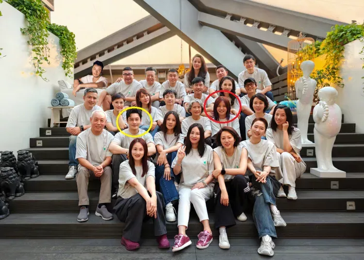 赵薇被封杀5年终现身 与黄晓明一起参加同学会
