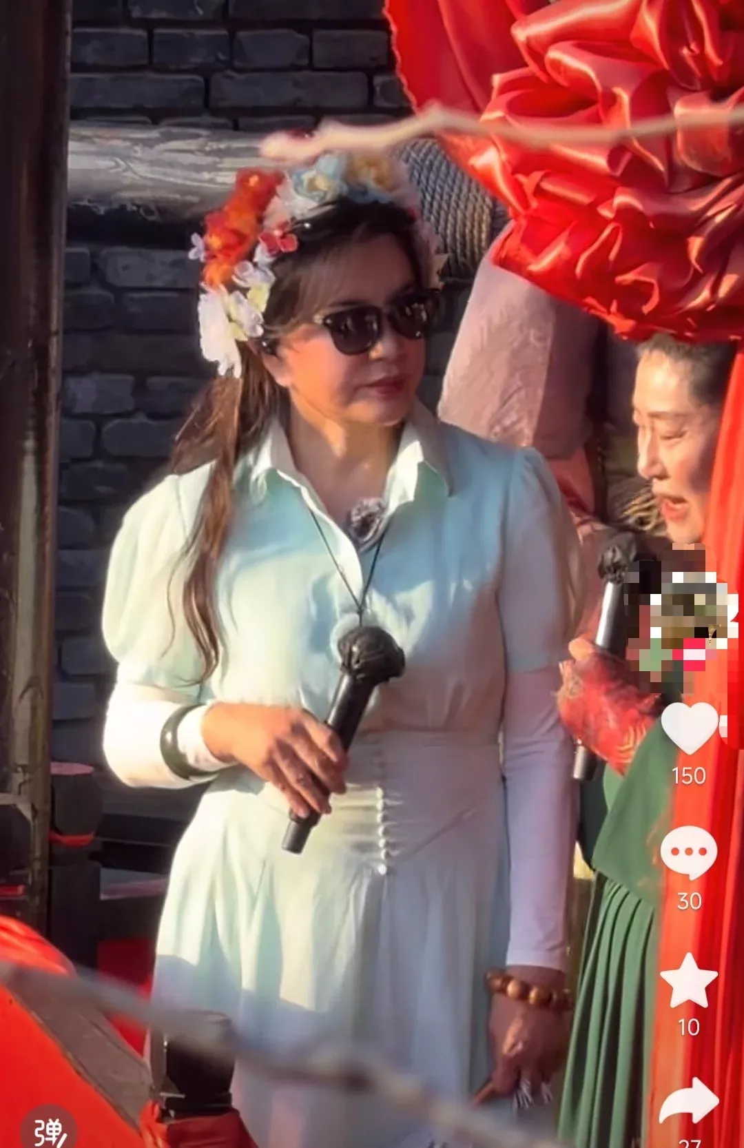 架子大 场面尴尬？刘晓庆被指和“王婆”互动冷淡