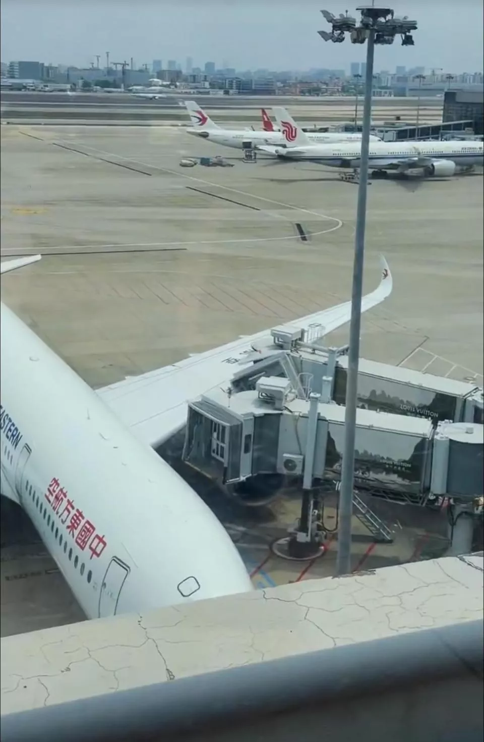 乘客讲述东航空客碰擦机场廊桥：下机后可领补偿