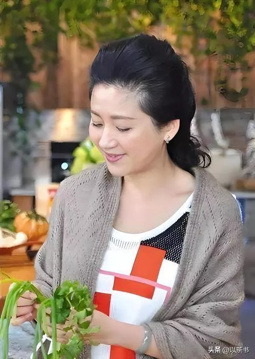 58岁王小丫现身泉州演讲，与58岁杨澜同框显年轻