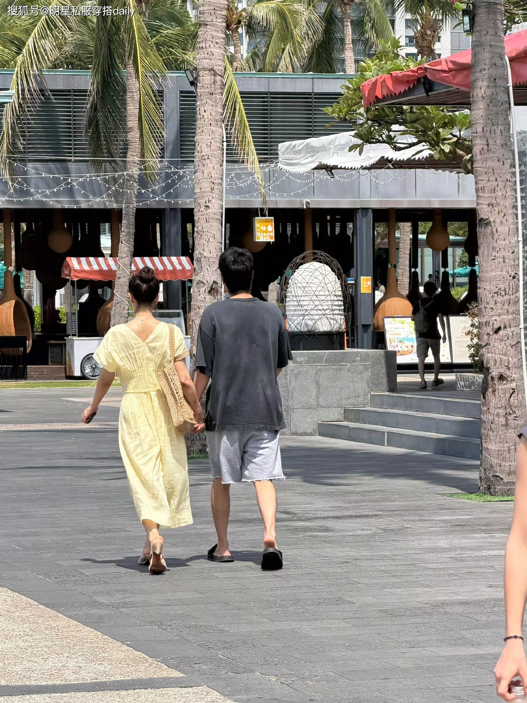 高圆圆赵又廷手牵手三亚度假！结婚12年依然甜