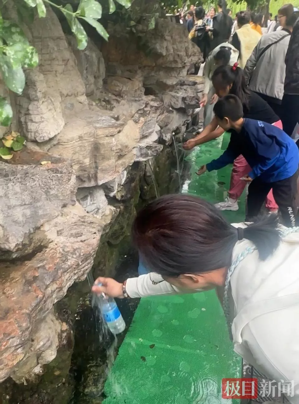 济南黑虎泉景区游客排队取水 有市民往返超3小时