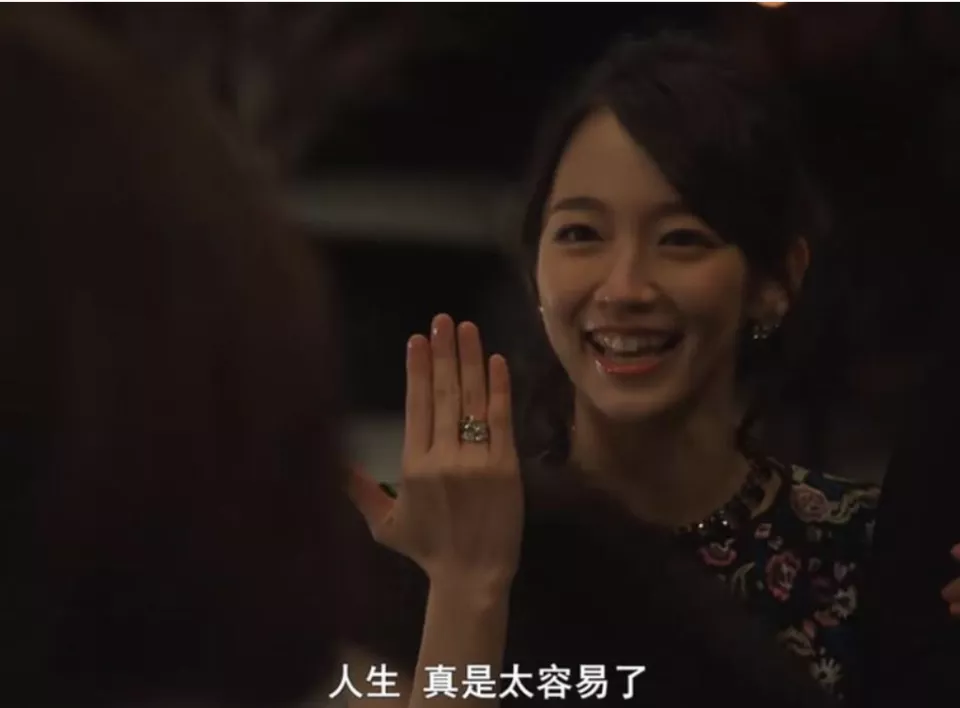 一批年轻女性，正在“崩老头”