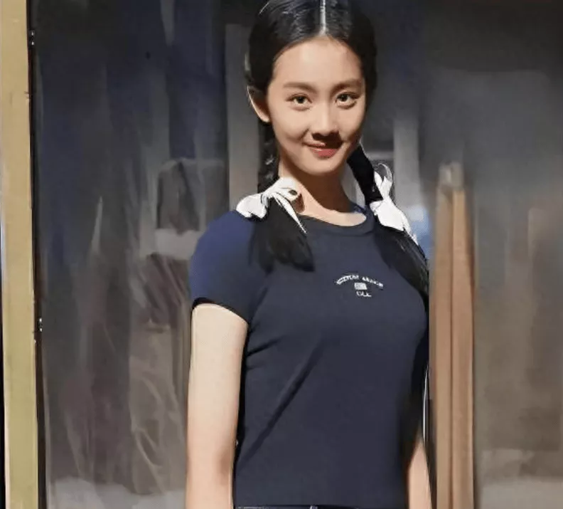 黄多多与同学一起排练话剧，晒比基尼泳衣