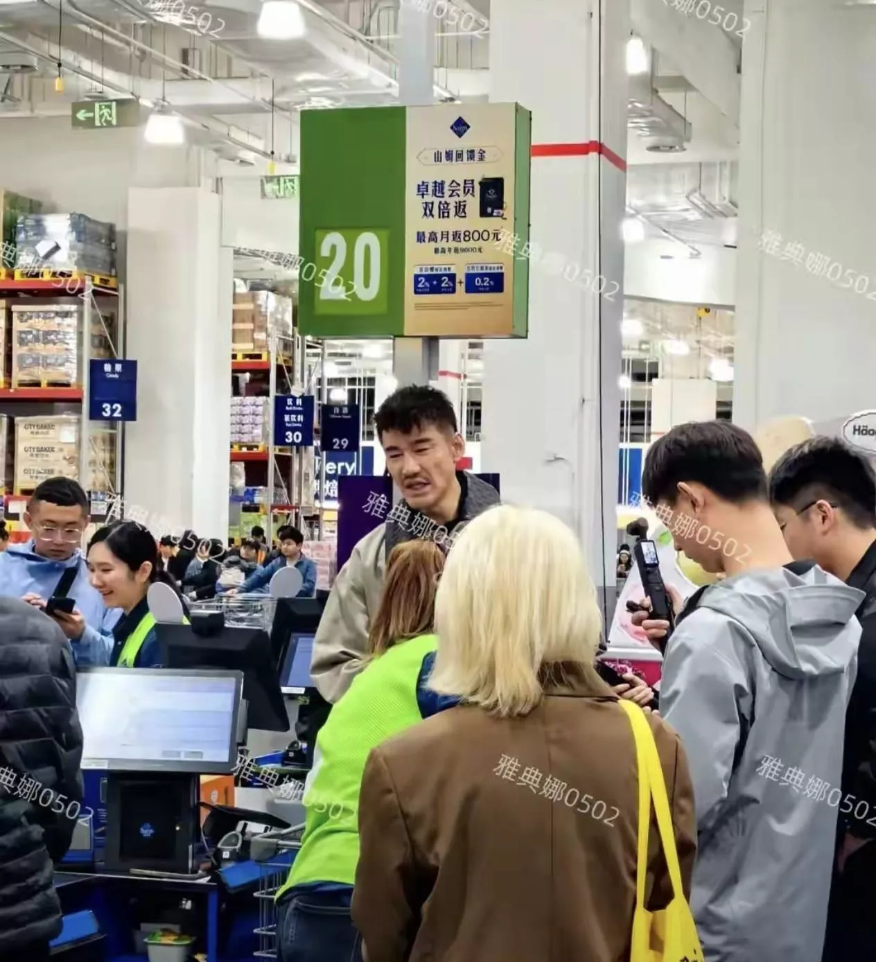 山姆偶遇胡兵，本人并没网上夸的那么年轻