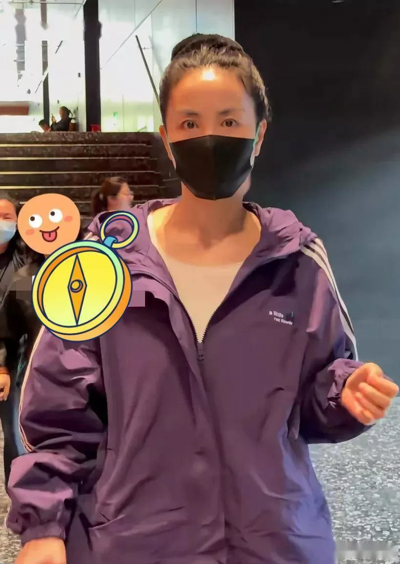 王菲素颜亮相观看话剧，扎丸子头穿搭低调