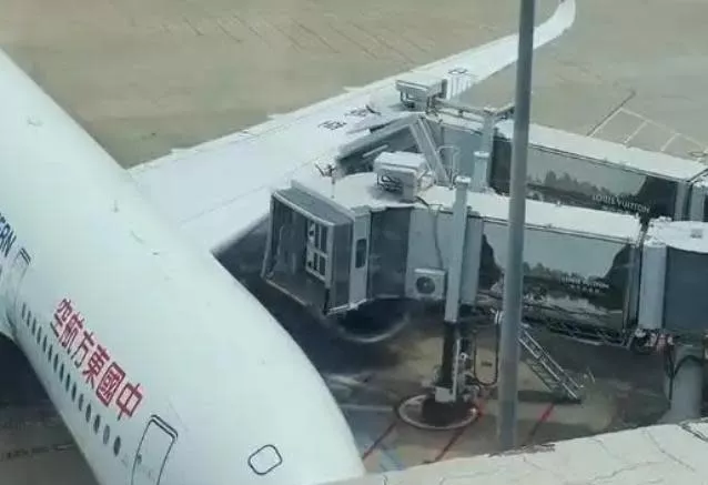 中国东航客机连撞空桥2次 网惊：怨气好重