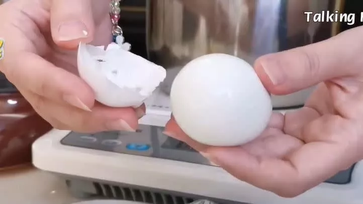 剥水煮蛋“表面薄膜”别撕！专家揭4大好处：有这些疗效