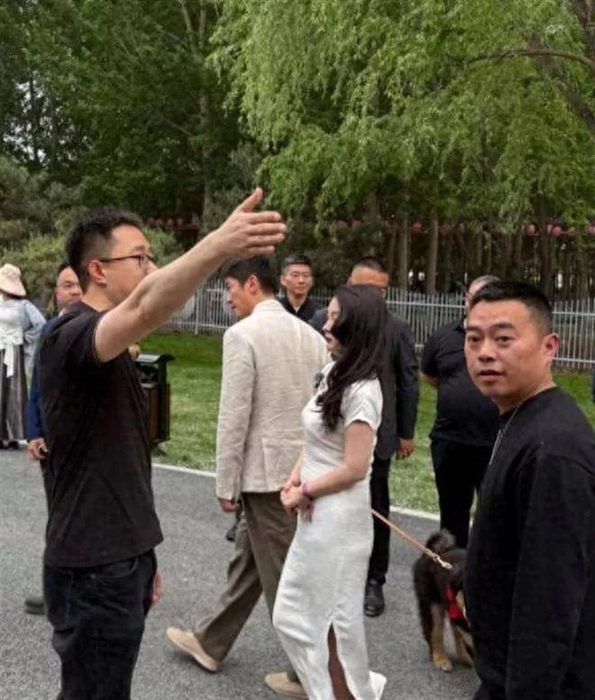 霍思燕和老公在北京公园遛狗被偶遇，身材有点胖