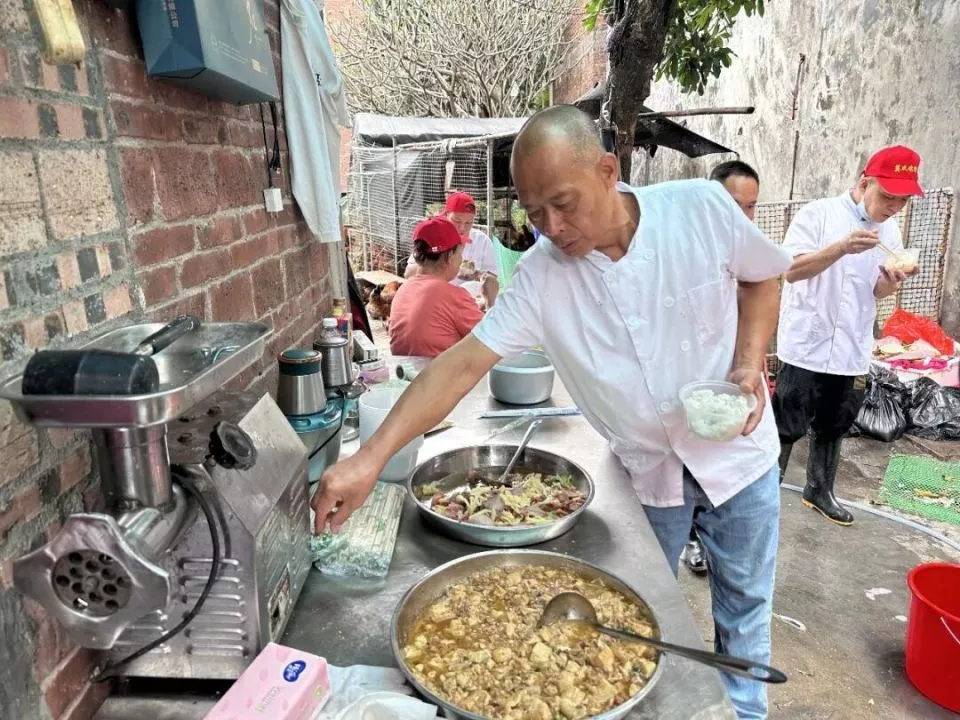 莫氏鸡煲爆火,老板回应日赚6万,担心有命赚没命花