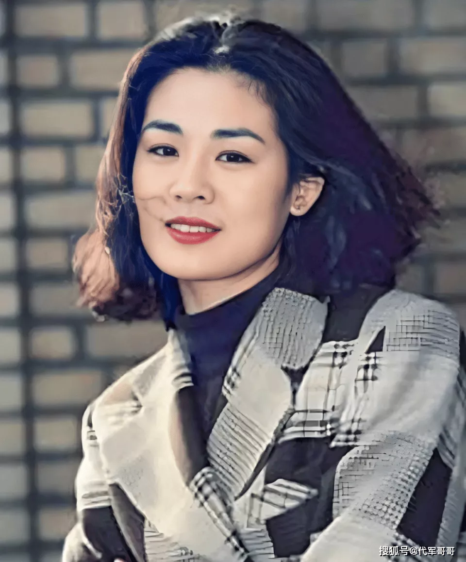 63岁丛珊近况曝光！再婚带儿子嫁给演员萧锋