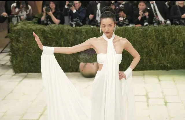 刘雯14年连登MetGala，38岁活成时尚圈大女主