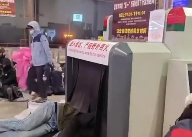 安检机上都“长”满人，峨眉山景区有游客席地过夜