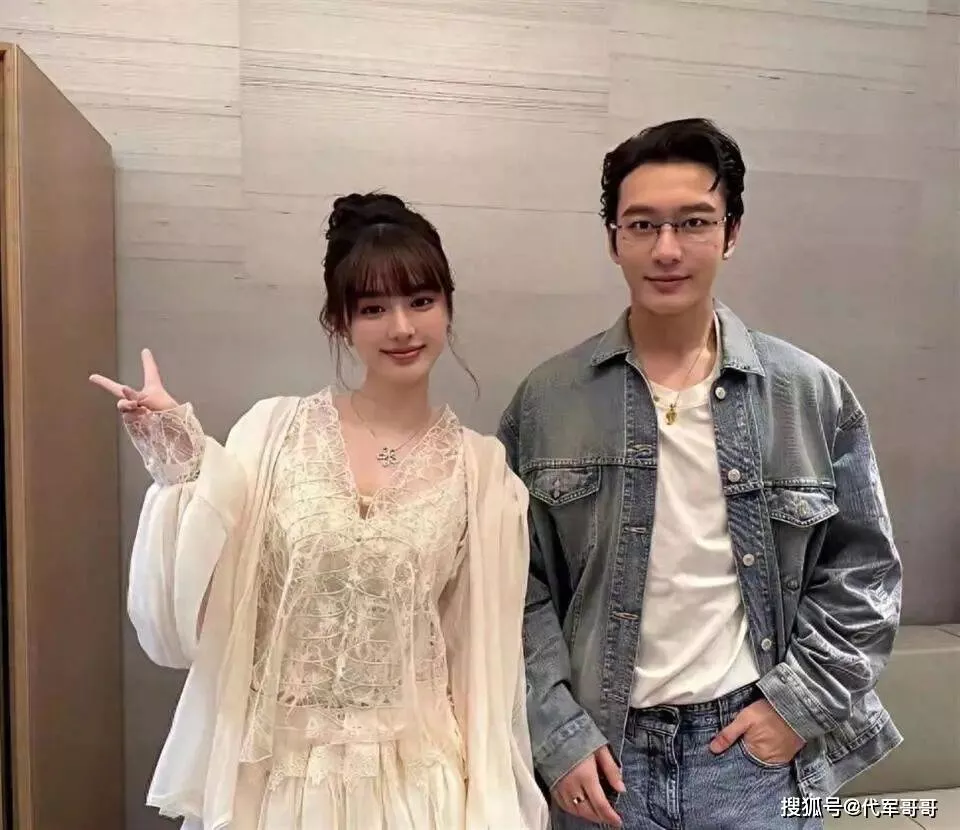 48岁黄晓明被传与26岁胡冉儿热恋,她什么来头？
