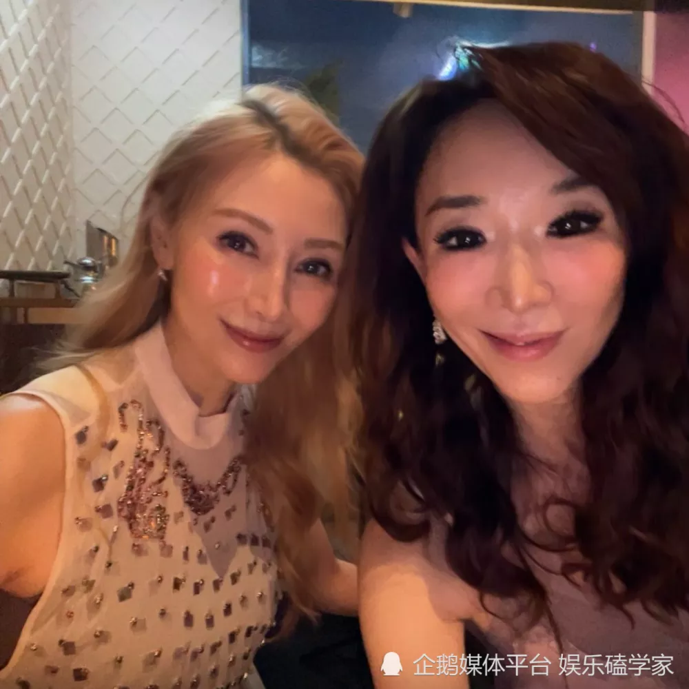 55岁李嘉欣近照曝光，金发造型重回巅峰
