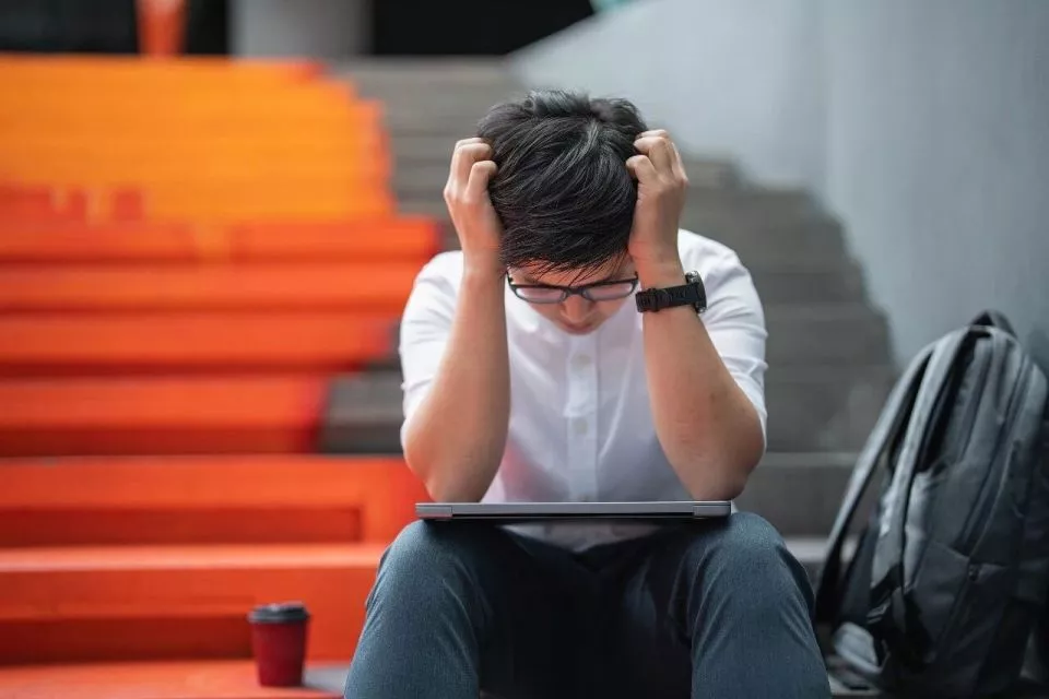 做AI的年轻人，被前司「追债」