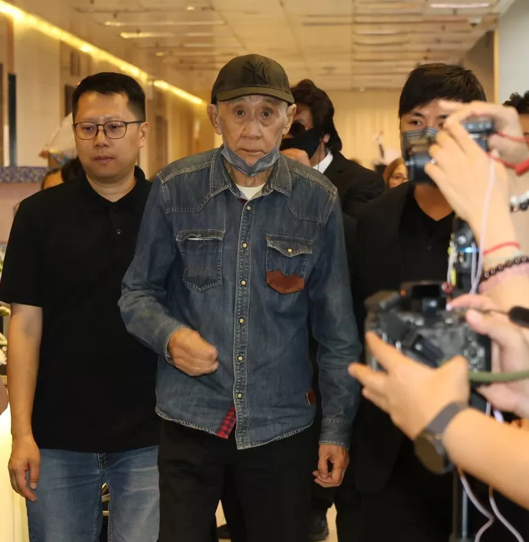 录音曝光！81岁港星哭着求长子别再啃老