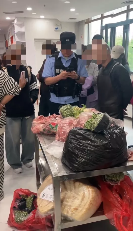 “肉是臭的、菜是烂的”？家长称托管班给孩子准备的食材变质