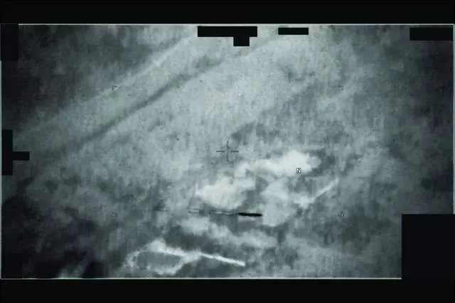 美国军机遭遇神秘超高温UFO，高速飞行自动分裂