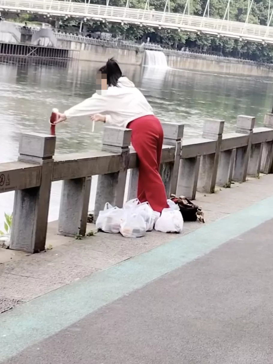 女子河边疑“放生”奶茶，贵阳水务部门回应