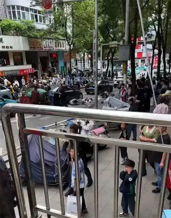 奔驰街头狂飙！57岁女医生肇事致2死6伤