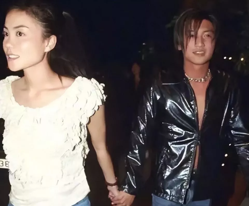 继张柏芝与谢霆锋吃饭后,56 岁王菲与男人亲密合照