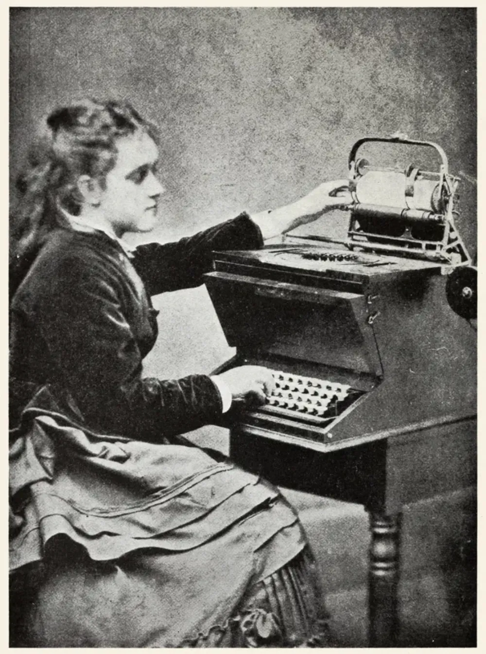 肖尔斯女儿演示打字机