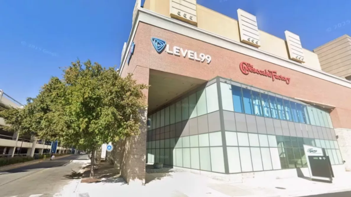 美国警官娱乐中心遗失枪支,少女误当道具开枪险酿祸